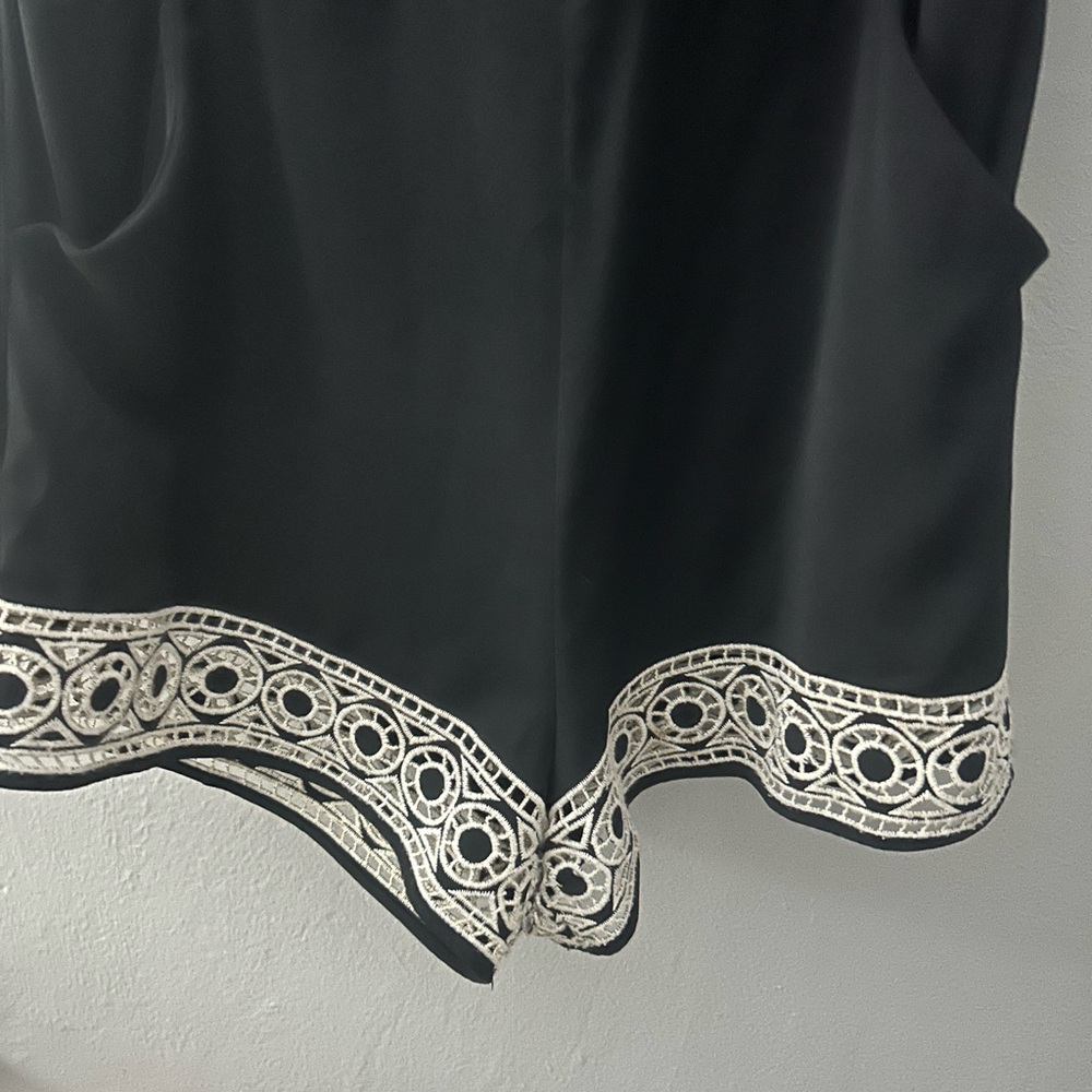 Parker shorts romper embroidered with pockets - back zipper and flap detail - Picture 6 of 6